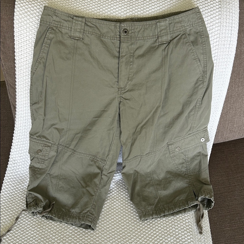 Columbia Women’s Khaki Cargo Shorts Size 8P